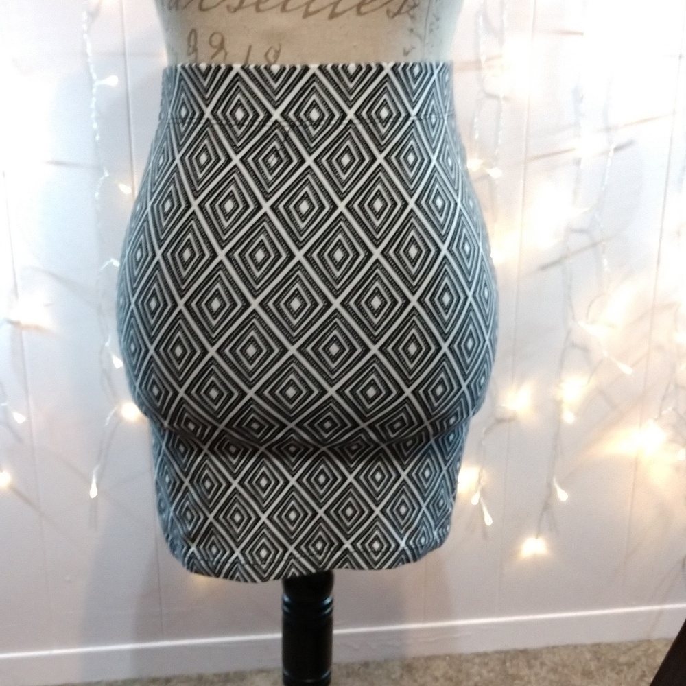 3 for $15 đđ Forever 21 Geometric Bodycon Skirt - Picture 2 of 4